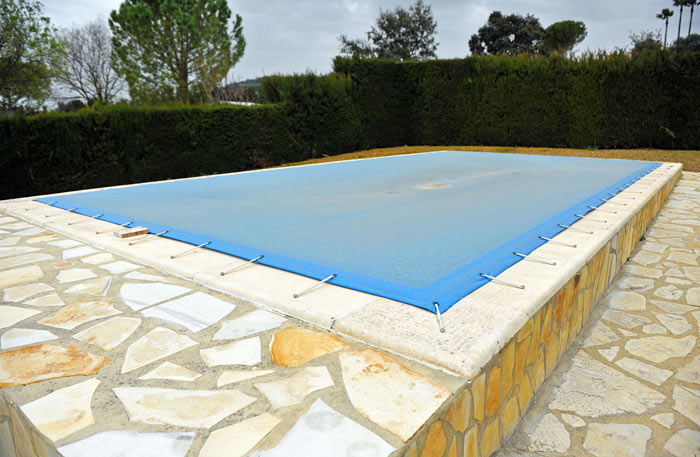 tight pool cover on inground pool for winter weather